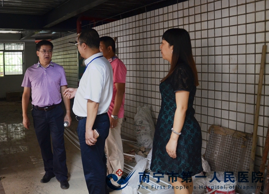 1.韦金儒院长在听取新楼建设工作.jpg