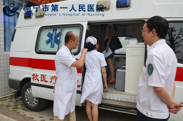 2.检查急救车设备配备情况.jpg