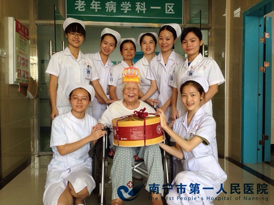 1.医护人员和曾奶奶的合影.jpg