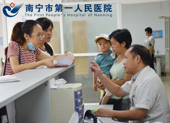 3.医生在与家长讲解打预防针注意事项.jpg