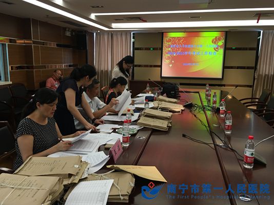 1.图为检查组专家认真核查考试资料并给予教研室教师提出指导性意见及建议.jpg
