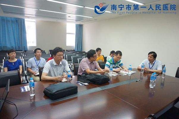 图为黄宗贵副院长与专家组进行交谈.jpg