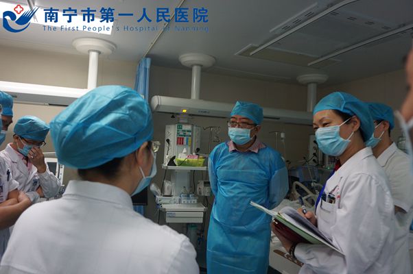 3.图为卓超教授与ICU医师们交流.jpg