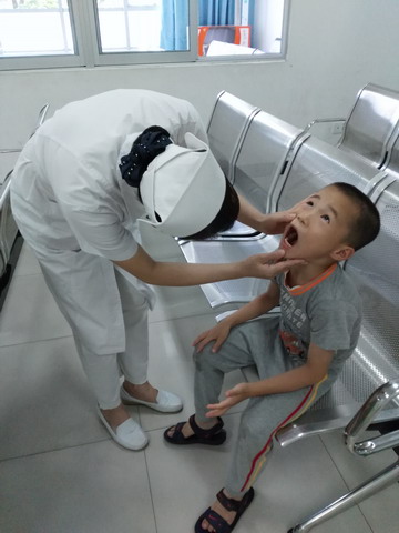1.图为护士为患儿检查口腔.jpg