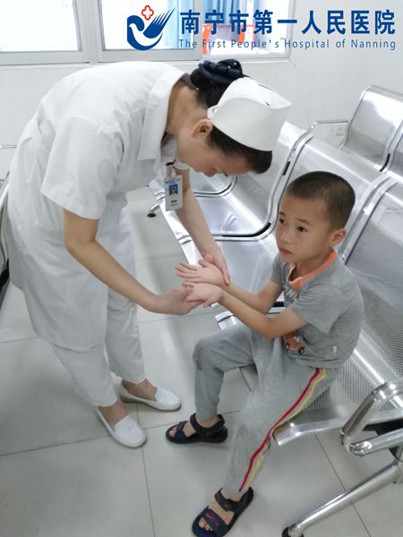 2.图为护士正在为患儿检查双手.jpg