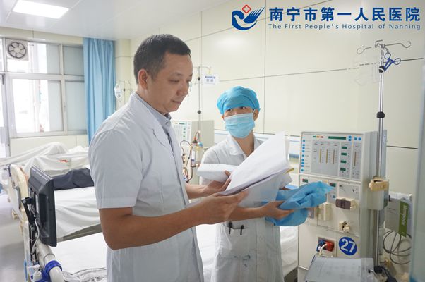 图为专家进行现场评估.jpg