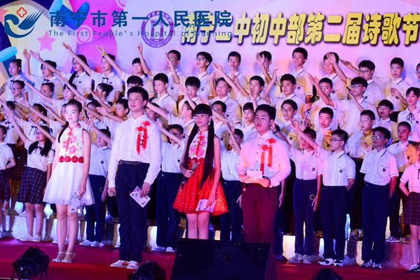 二中学子们在舞台上尽情展示才华_副本.jpg