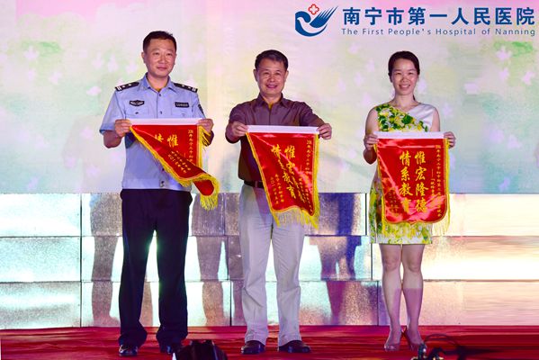 我院获赠“情系教育”友好单位锦旗_副本.jpg