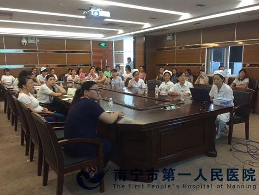 1.学员们在认真听专家的讲课.jpg