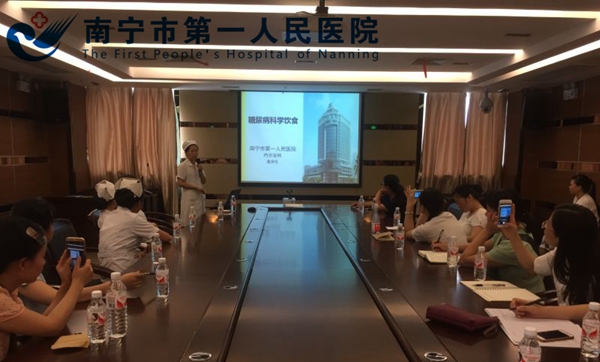 2.内分泌科护士长莫贤伦与学员们分享糖尿病科学饮食相关知识.jpg