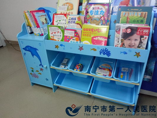 1.“快乐读书屋”一角.jpg