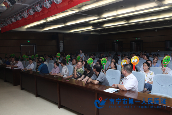 临床科室代表现场举牌表态.jpg
