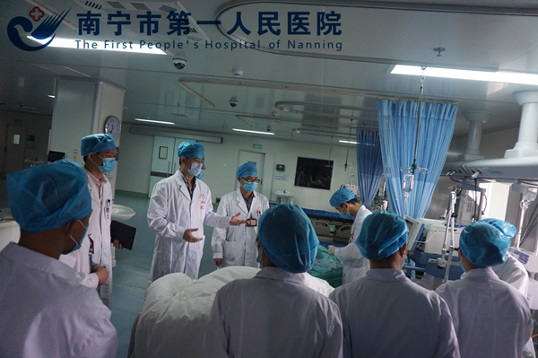 2.图为医务部部长谢逢春在马山县人民医院重症医学科指导.jpg
