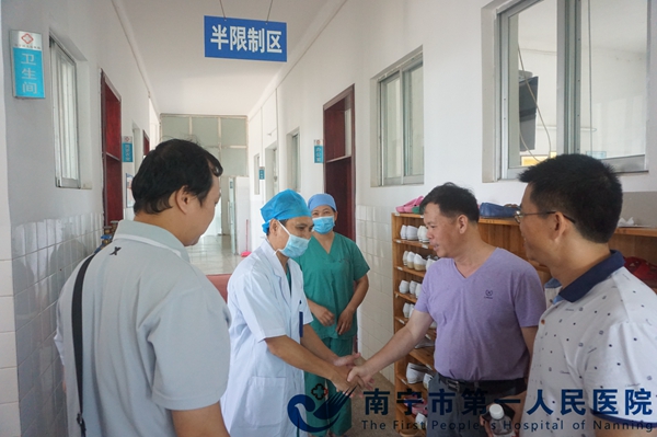 3.图为麻醉科主任周瑞仁在邕宁区人民医院指导.jpg