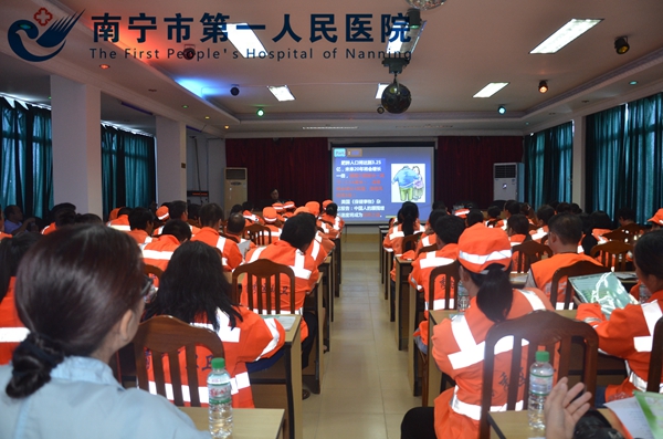 2.讲座现场.jpg