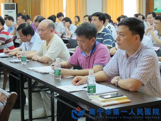 图为南宁市第一人民医院领导班子认真聆听宣讲_副本.jpg