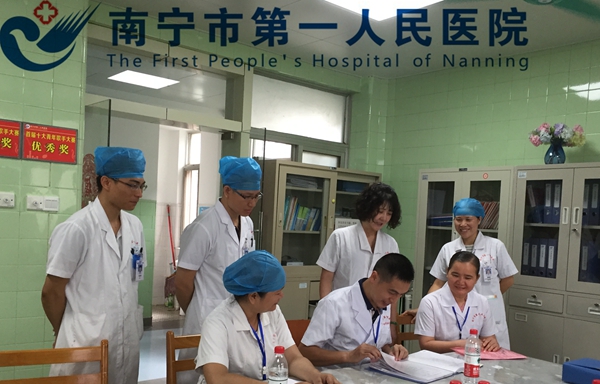 1.查看资料现场.jpg