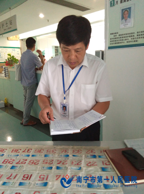 潘松球副主任在进行排查.jpg