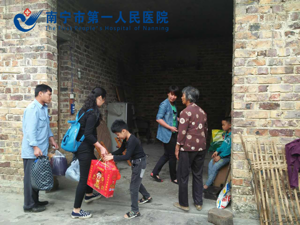 村委慰问韦锦平贫困户.JPG