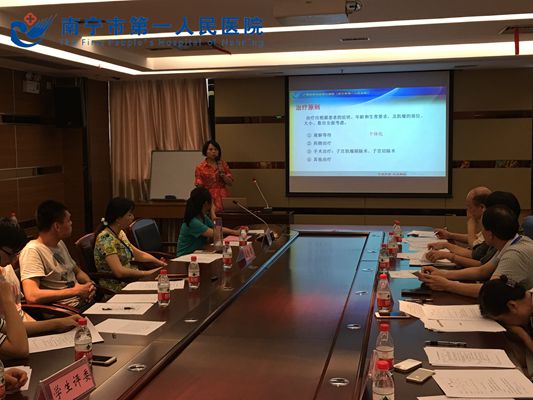 妇科谢宝丽教师进行授课演讲_副本.jpg