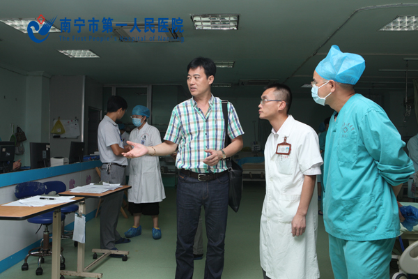 医务部主任、重症医学科主任谢逢春在县医院ICU指导交流.jpg