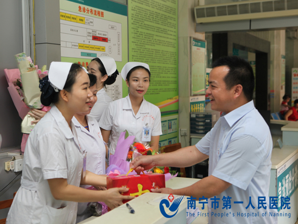 的哥给急诊科护士鲜花送祝福.jpg