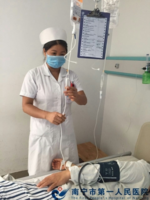 2.卢春华工作中.jpg
