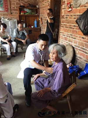 2.医生给老人听诊.jpg