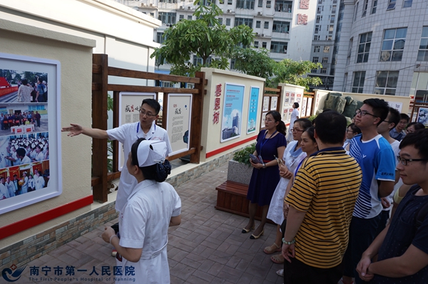 2.图为党员参观学习教育园地.jpg