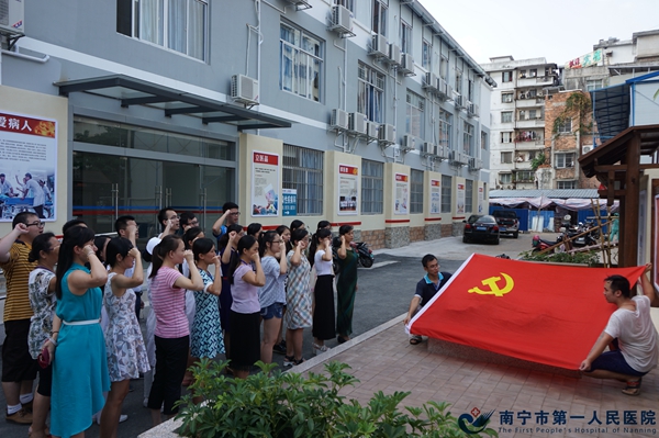 3.图为党员重温入党誓词.jpg