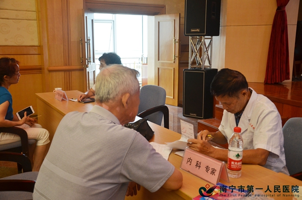 3.咨询现场.jpg