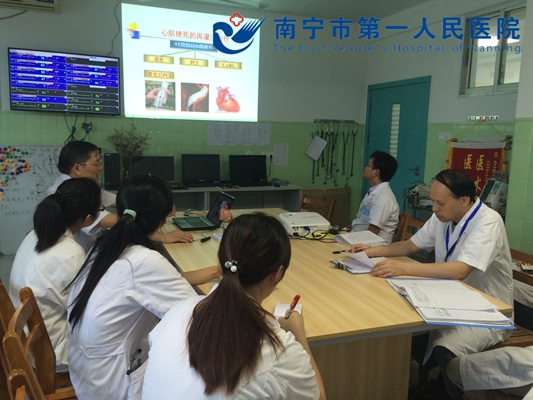 1.图为黎洪棉副主任在督查教学查房.jpg
