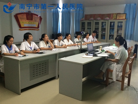2.图为林健燕院长助理在督查教学查房.jpg