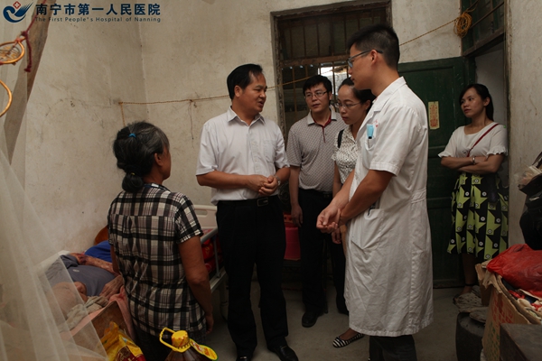 2.为贫困户进行健康体检.jpg