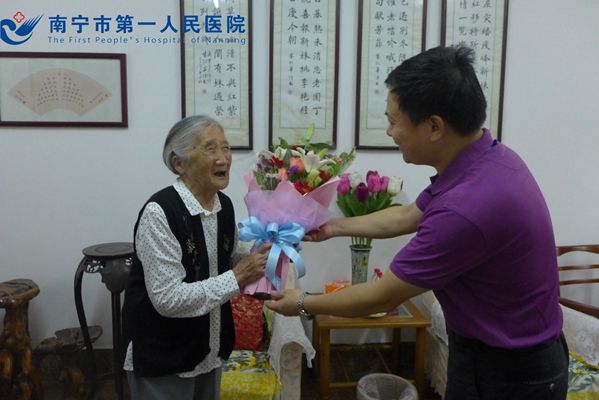 黎书记看望退休老前辈.jpg