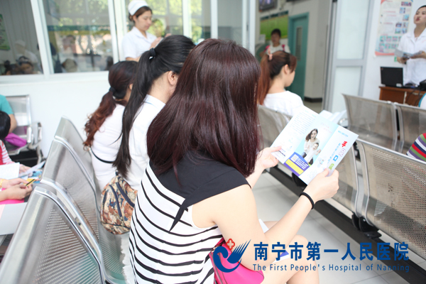 家长在仔细阅读“手足口病防治宣传册”.jpg