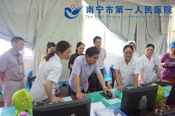 2.我院专家走访妇产科.jpg