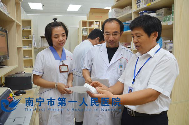 1.图为潘主任在现场指导工作.jpg