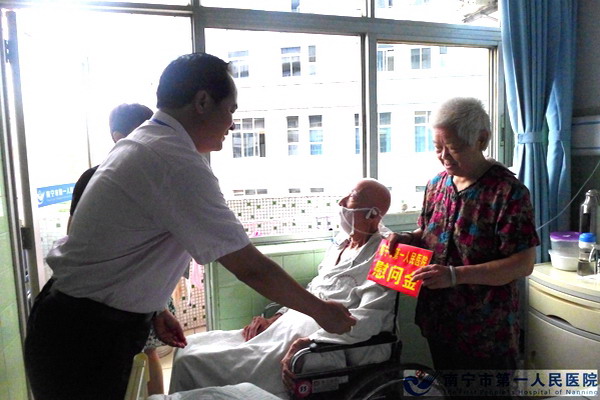 党委副书记、纪委书记刘津江看望住院党员.jpg