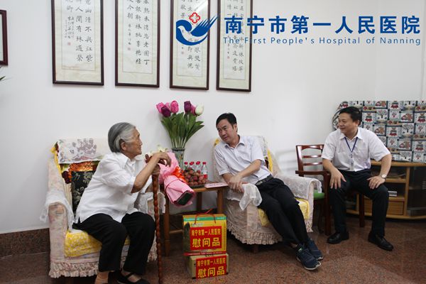 1.黎君君书记陪同谢宗务主任慰问我院离休干部成宇.jpg