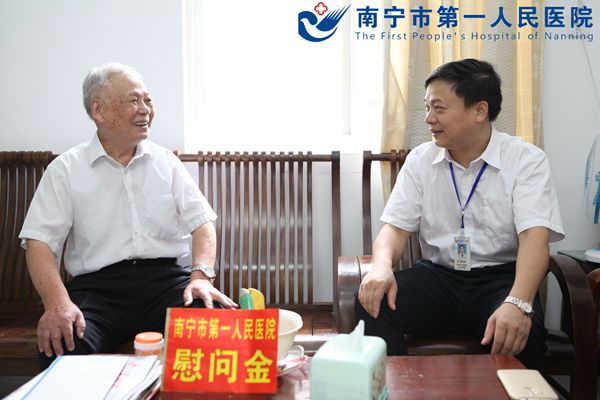 2.图为黎书记慰问离休干部邓奇靖.jpg