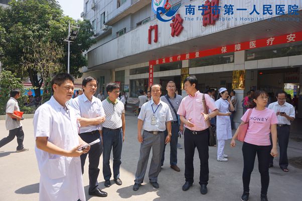 与宾阳县院长、副院长实地查看了预检分诊点.JPG