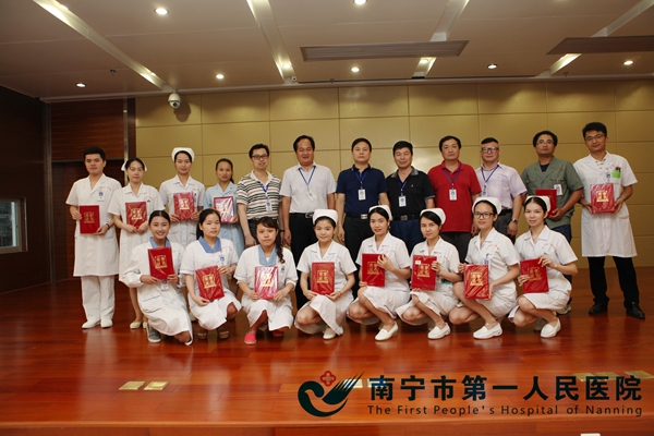 图2、院领导向获奖代表颁奖合影.JPG
