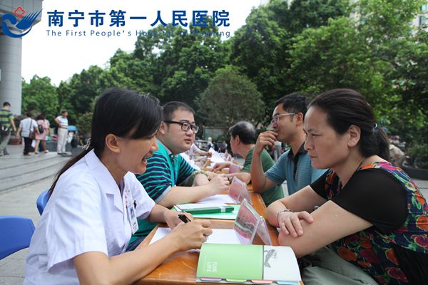 2.图为职能科室负责人现场接访.jpg