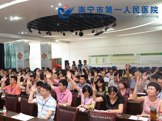 2图为参会代表举手表决.JPG