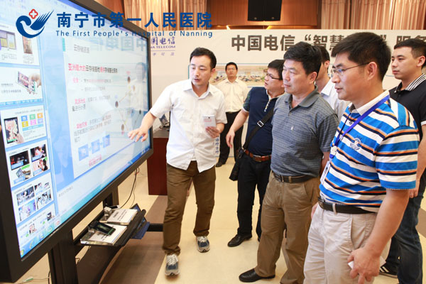 技术人员向参会人员介绍“智慧医疗”.jpg