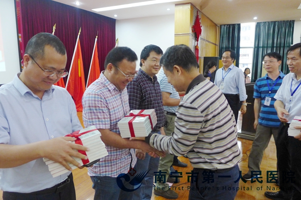 图2.医院领导向职工代表赠书.JPG