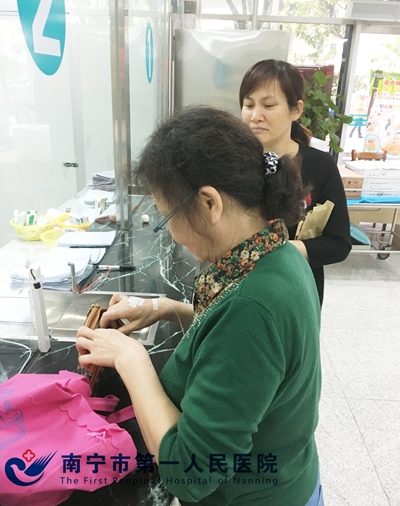 李阿姨在清点财物.jpg