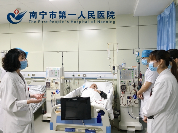 黎琦副主任医师指导操作.jpg