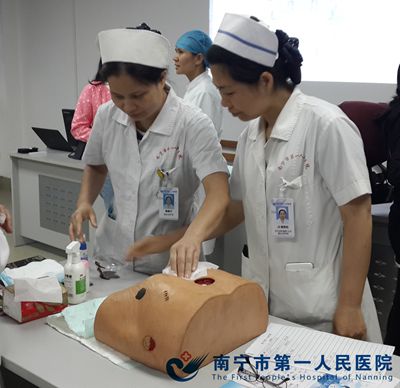压疮小组成员利用模型进行失禁性皮炎护理训练.jpg